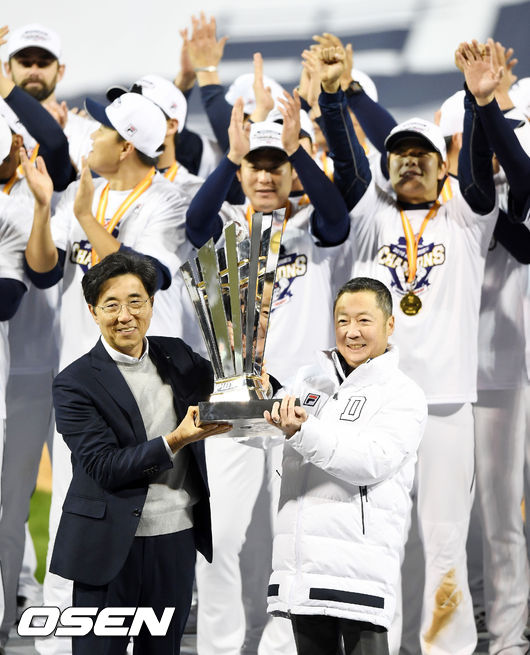 [사진]올해도 한국시리즈 우승 트로피는 두산의 품에