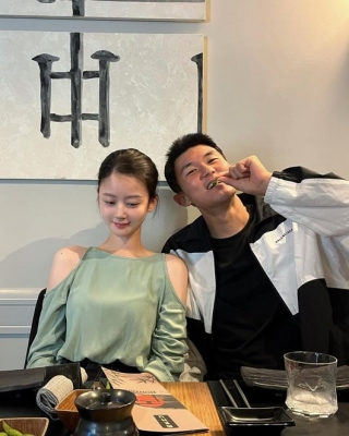 '나폴리서 행복' 김민재, 아약스전 승리 후 아내와 저녁을 - 머니투데이 '나폴리서 행복' 김민재, 아약스전 승리 후 아내와 저녁을 - 머니투데이