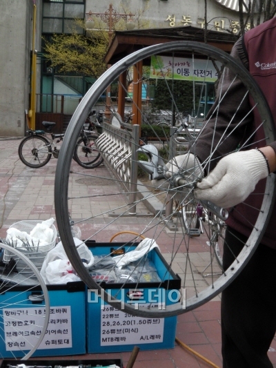 [포토]산수유와 동그란 자전거 굴렁쇠