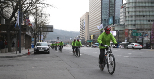 ↑순천정원박람회 성공개최를 위해 두바퀴 홍보단이 세종대로에서 자전거 홍보활동을 펼치고 있다.