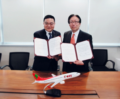 함철호 티웨이항공 대표(우측)과 후루카와 야스시 일본 사가현 지사가 일본 큐슈 사가현 직항편 개설을 위한 업무협약을 맺고 있다.
