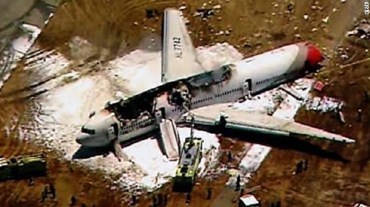 지난 6일 오전 11시28분(현지시간) 미국 샌프란시스코 국제공항에서 아시아나항공 214편 B777-200 여객기가 착륙하다 활주로에 충돌하는 사고가 발생했다. 사진은 충돌한 여객기 잔해의 모습.(KTVU 캡처)