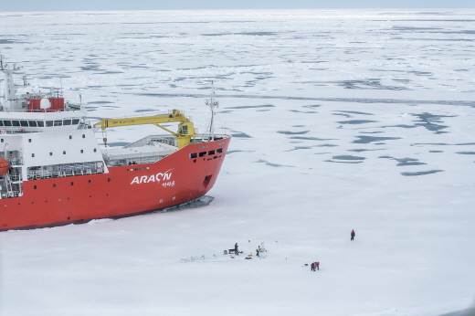 북극 다산기지 연구원들이 해빙연구를 진행 중이다. 사진 속 배는 아라온호.(머니투데이DB)