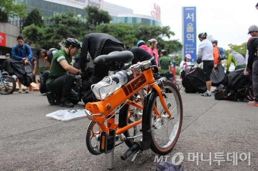 다혼동호인들이 자전거를 접어 캐리어에 담고 있다./사진=박정웅 기자