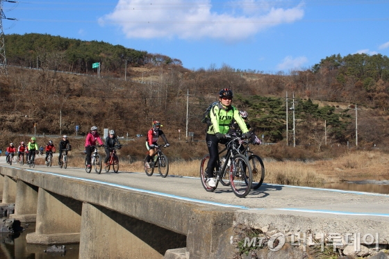 건강하게 자전거를 즐기는 동호인들이 많은 가운데 녹색자전거열차 참가자들이 섬진강 상류를 달리고 있다./사진=머니바이크DB