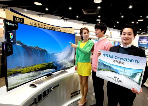 삼성 디지털프라자 직원이 강남본점에서 세계 최초 커브드 UHD TV의 국내 예약판매에 대해 소개하고 있다.(사진제공=삼성전자) 