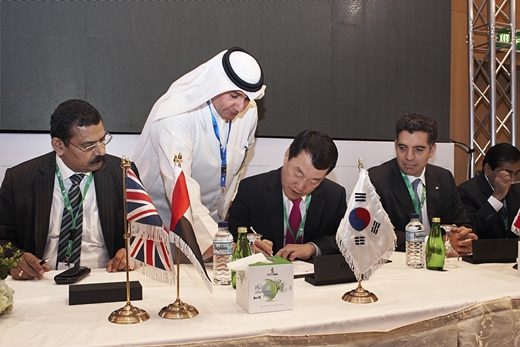 쿠웨이트 KNPC 본사에서 열린 계약식에서 박중흠 삼성엔지니어링 사장(가운데)이 계약서에 서명하고 있다. /사진제공=삼성엔지니어링