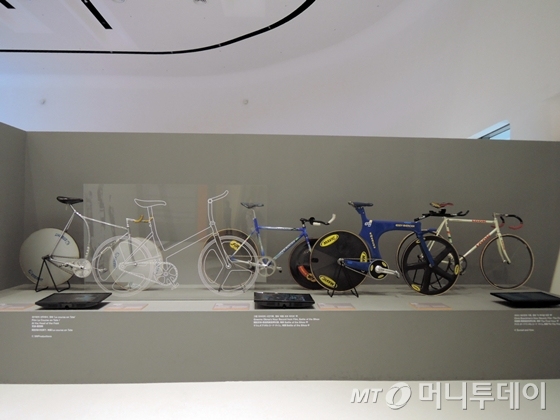 DDP 스포츠디자인전 2부 '승리를 위한 디자인'에  전시된 자전거. 맨왼쪽부터 프란체스코 모제르, 그램 오브리(투명), 토니 로밍어, 에디 먹스, 크리스 보드만의 한 시간 기록 자전거./사진=이고운 기자