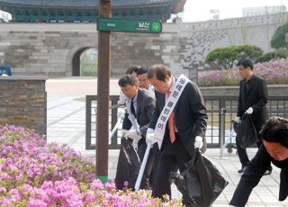 롯데손해보험 임직원들이 지난 2일 서울 숭례문에서 진행된 ‘숭례문 클린 캠페인’에 참여해 쓰레기를 수거하고 있다. 