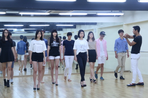 ▲ 지난 6월 21일에 열린 한국예술원 진로체험에 참가한 학생들이 한국예술원 모델연기과 정유신 교수(오른쪽)의 지도를 받아 모델 워킹 실습을 하고 있다