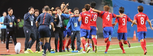 일본에 승리하고 기뻐하는 한국 남자 축구 대표팀 /사진=뉴스1