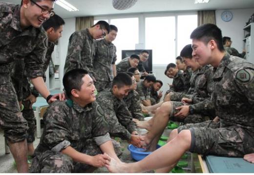 “병영생활 서로에게 감사하죠”… 육군 31사단 ‘세족식’ 행사