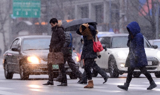 31일 오전 서울 광화문 출근길에 눈이 내리고 있다. /사진=뉴스1