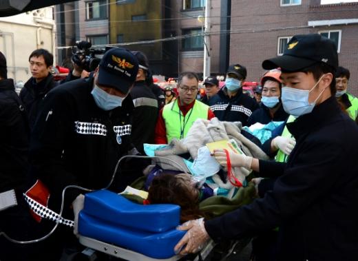 경기도 의정부시 의정부동 10층짜리 아파트 화재 사고현장에서 소방 및 의료진들이 구조된 시민을 응급차량으로 옮기고 있다./사진=뉴스1