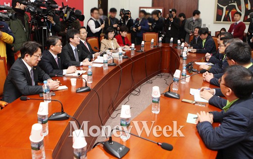 [MW사진] 새누리당 지도부, '공무원단체 만나 공무원연금 개혁 논의'