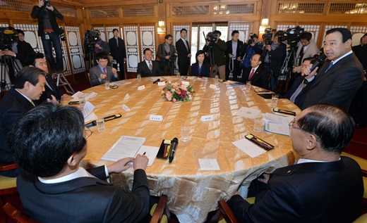 '공무원연금 개혁' 이완구 국무총리(맨 오른쪽)가 6일 열린 고위 협의회에서 인사말을 하고 있다. /사진=뉴스1