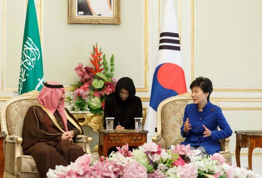중동을 순방중인 박근혜 대통령이 지난 5일 마크 리퍼트 미국 대사의 테러에 대해 강도높게 규탄했다. /사진=뉴스1