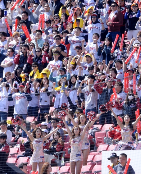 22일 오후 서울 잠실야구장에서 열린 2015프로야구 시범경기 두산베어스와 LG트윈스의 경기에서 팬들이 열띤응원을 펼치고 있다/사진=뉴스1