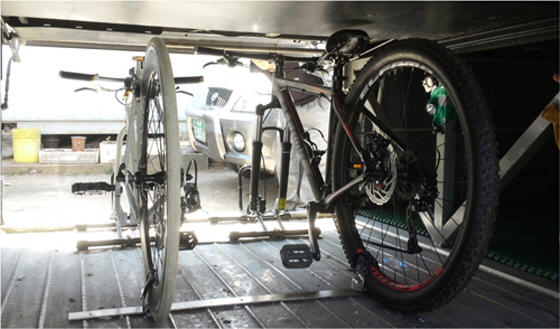 하이브리드자전거와 산악자전거를 장착한 중앙고속 고속버스 자전거거치대 모습/사진제공=중앙고속