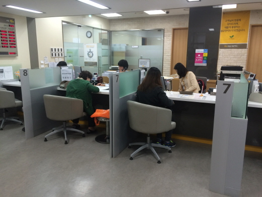 지난달 31일 KB국민은행 청라지점을 찾은 고객들이 안심전환대출 상담을 받고 있다.