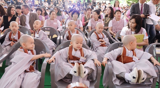 '부처님오신날' 25일 오전 서울 종로구 조계사에서 열린 '불기 2559년 부처님 오신 날 봉축 법요식'에서 동자승들이 자리하고 있다. /사진=뉴시스