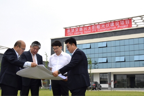 
 27일 OCI 이우현 사장(왼쪽 3번째)이 중국 저장성 자싱시에 위치한 파트너社 CMAG를 방문해 태양광발전소를 설치할 건설 현장을 실사하고 있다. 