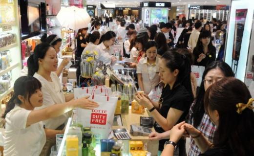 중국인 관광객들이 롯데면세점 소공점에서 화장품을 쇼핑하고 있다.