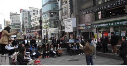신촌지역 대학생들이 신촌 도시재생을 위한 '대학-지역연계 연구'에 참여하고 있다. 사진제공=서울시