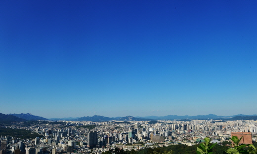 서울 남산에서 바라본 하늘이 구름 한 점 없는 푸른빛을 띠고 있다. /사진제공=뉴스1 변지은 기자