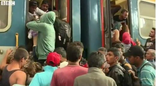 시리아 난민들이 헝가리에서 독일로 향하는 기차에 타려고 하고 있다. /자료=영국 BBC 뉴스 캡처