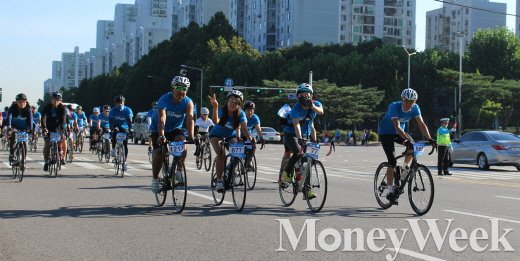 올림픽공원사거리를 지나는 블루로드 캠페인 참자들이 즐거운 표정을 짓고 있다. /사진=박정웅 기자