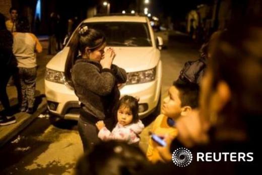 16일(현지시간) 칠레에서 발생한 강진으로 수도 산티아고 시민들이 거리로 나왔다. /자료사진=뉴스1(로이터 제공)