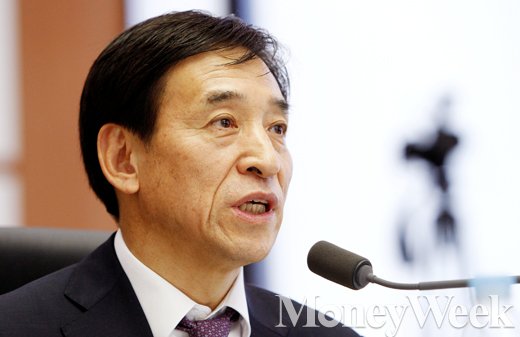 [MW사진] 한국은행 국감, '질의에 답하는 이주열 한은 총재'