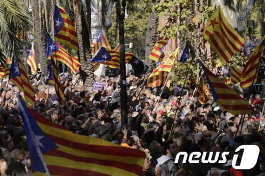 스페인 카탈루냐주의 분리독립에 찬성하는 주민들이 대규모 집회를 벌이고 있다. /사진=뉴스1(AFP제공)