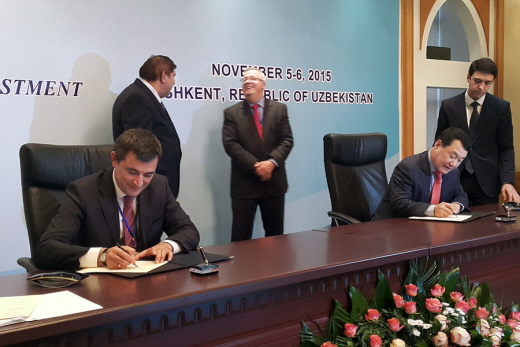 박중흠 삼성엔지니어링 사장(오른쪽)과 술타노프(Sultanov) 우즈벡 석유가스공사 회장이 우즈베키스탄 BTX 플랜트 개념설계에 관한 MOU에 서명하고 있다. 사진제공=삼성엔지니어링
