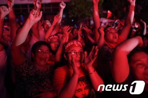 지난 9일(현지시간) 아웅산 수치 여사가 이끄는 야당 민주주의민족동맹(NLD)의 압승이 확실한 가운데 지지자들이 환호하고 있다. /사진=뉴스1(AFP 제공)