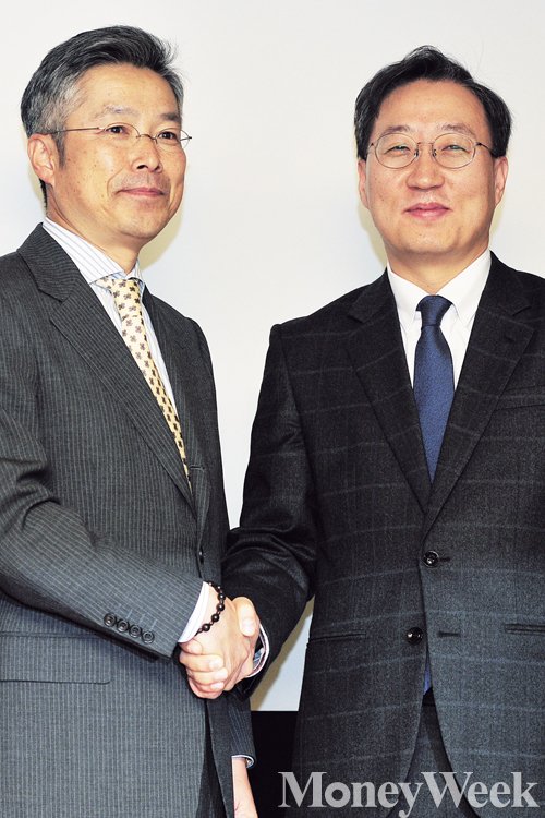 김인회 K뱅크 컨소시엄 단장(오른쪽)과 윤호영 카카오 모바일은행 TF 부사장. /사진=임한별 기자