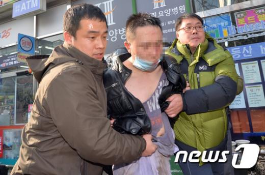 9일 오후 인천의 한 요양병원에서 한 남성이 인질극을 벌이다 경찰에 체포돼 나오고 있다. /사진=뉴스1 김명섭 기자