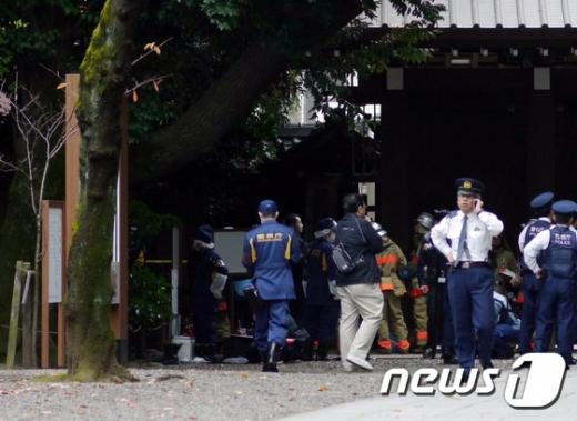 소방관과 경찰관들이 지난달 23일 일본 야스쿠니 신사에서 발생한 폭발사고 현장을 쳐다보고 있다. /자료사진=뉴스1DB