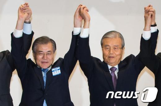 더불어민주당 문재인 전 대표(왼쪽)와 김종인 비상대책위원장. /사진=뉴스1