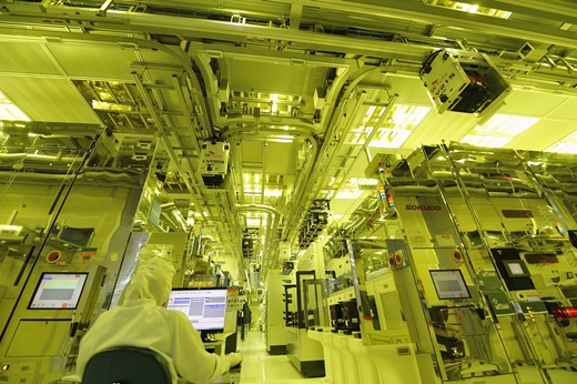 SK하이닉스 임직원이 이천 300mm 공장 내부에서 반도체 장비의 모니터를 들여다 보고 있다. /사진=SK