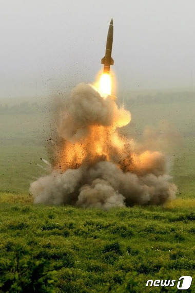 사진은 북한이 보유하고 있는 KN-02 단거리 탄도미사일의 원형인 옛 소련제 SS-21 스캐럽 미사일이 발사되는 모습. /사진=뉴스1