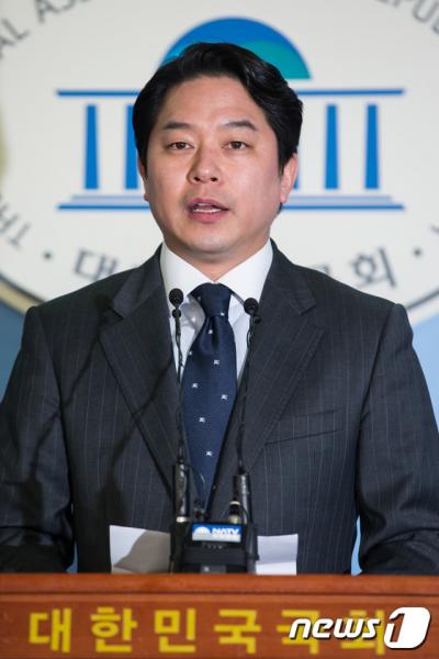 더불어민주당 공천에서 탈락한 정호준 의원이 15일 서울 여의도 국회 정론관에서 기자회견을 열고 탈당을 선언하고 있다. /사진=뉴스1