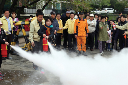 서울 개포주공 7단지 주민들이 화재대비 훈련을 하고 있다. /사진제공=강남구