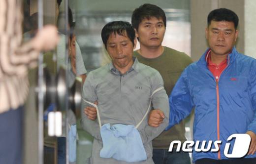 30대 여성을 납치해 살해한 혐의를 받고 있는 김일곤(맨 왼쪽)이 지난해 9월 영장실질심사를 받기 위해 서울동부지방법원으로 이송되고 있다. /자료사진=뉴스1
