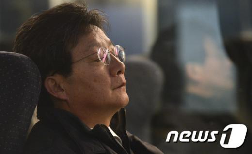 새누리당 유승민 의원이 지난 14일 서울역에서 대구로 향하는 열차에 탑승해 생각에 잠겨 있다. /자료사진=뉴스1