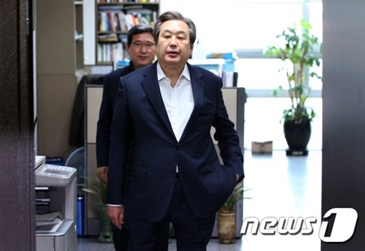 김무성 새누리당 대표가 17일 서울 여의도 국회 의원회관에서 점심식사를 하기 위해 사무실을 나서고 있다. /사진=뉴스1