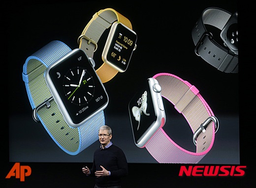 21일(현지시간) 팀쿡 애플 최고경영자(CEO)가 미국 캘리포니아 주에서 열린 신제품 공개 행사에서 아이폰 스마트시계인 '애플 워치'를 위한 새로운 색깔의 손목 밴드들을 소개하고 있다. /사진=뉴시스(AP 제공)