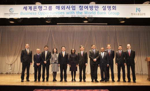 사진 왼쪽 여섯 번째부터 조이스 음수야 (Joyce Msuya) 세계은행 한국사무소 소장, 김성택 수은 선임부행장.