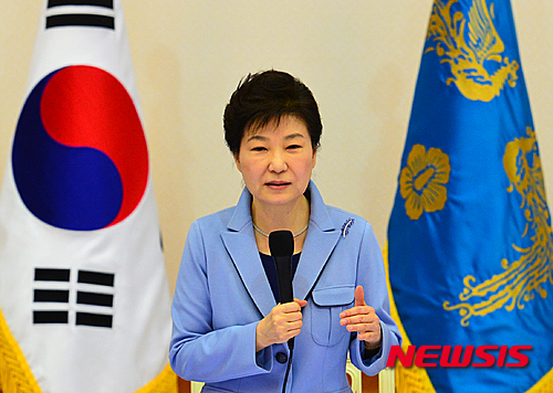 박근혜 대통령이 26일 청와대에서 열린 언론사 편집·보도국장 초청 오찬간담회에서 인사말을 하고 있다. /사진=뉴시스